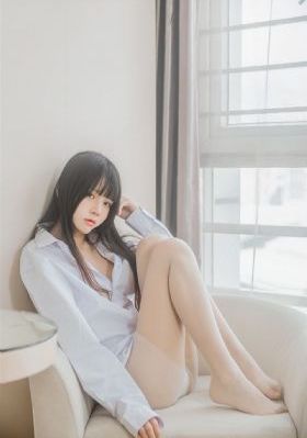 女性の乳頭を凸起しています